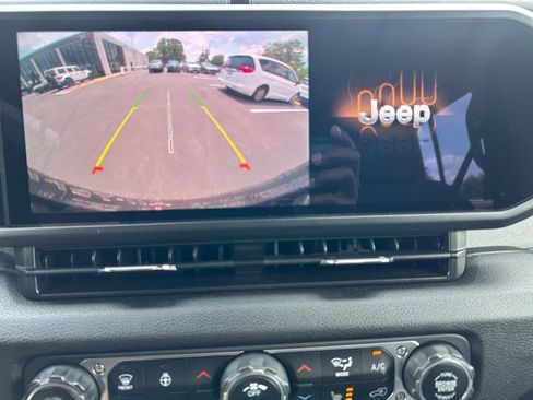 Used 2024 Jeep Wrangler Unlimited AWD/4WD image 32