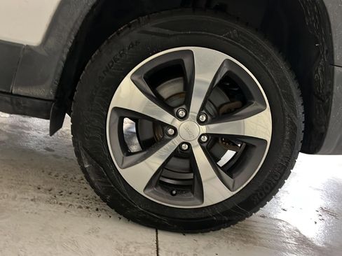 Used 2019 Jeep Cherokee Limited image 28