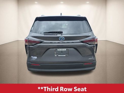 Used 2025 Toyota Sienna XLE image 5