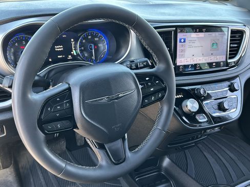 Certified 2022 Chrysler Pacifica Touring-L w/ S Appearance Package image 24