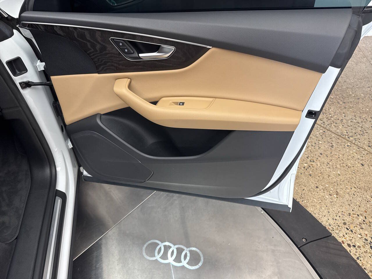 Used 2023 Audi Q8 Premium w/ Convenience Package AWD/4WD image 26