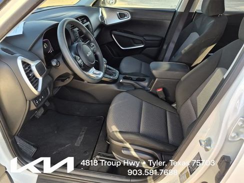 Certified 2025 Kia Soul LX w/ LX Technology Package FWD image 15