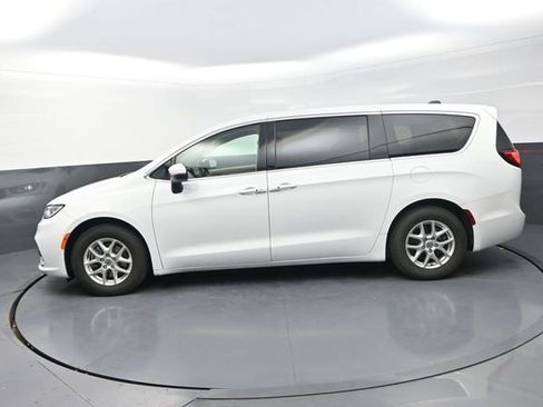 Used 2023 Chrysler Pacifica Touring-L image 4
