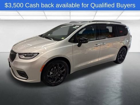 New 2026 Chrysler Pacifica Select w/ S Appearance Package image 2