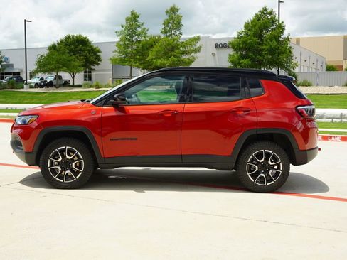 Used 2024 Jeep Compass Trailhawk w/ Trailer Tow Group AWD/4WD image 2