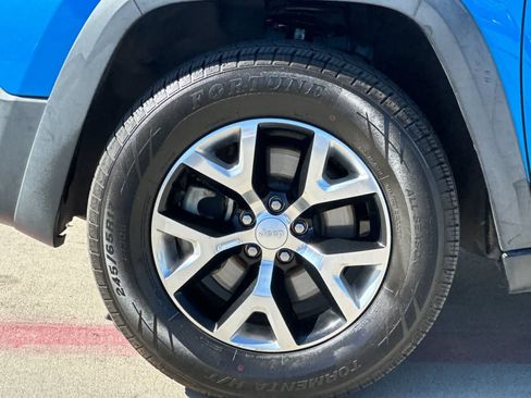 Used 2018 Jeep Cherokee Trailhawk w/ Comfort/Convenience Group AWD/4WD image 27