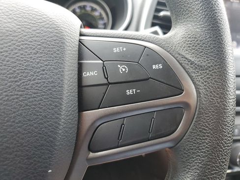Used 2020 Jeep Cherokee Latitude FWD image 25