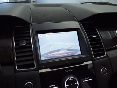 Used 2018 Ford Taurus Limited AWD/4WD image 34