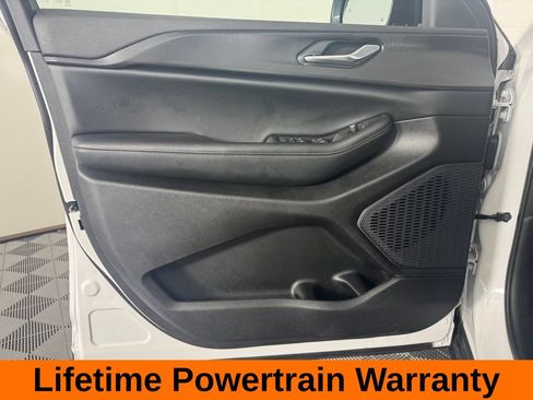 Used 2025 Jeep Grand Cherokee Altitude AWD/4WD image 11