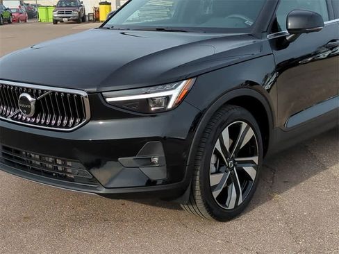 Used 2023 Volvo XC40 B5 Ultimate w/ Protection Package Premier image 3