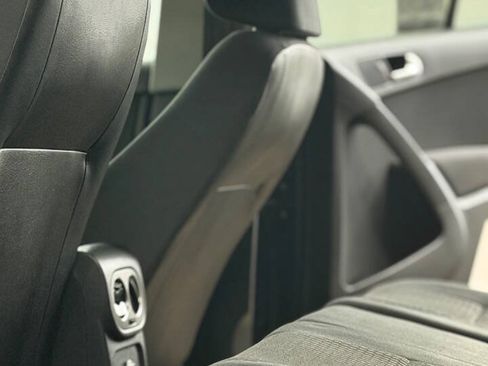 Used 2011 Volkswagen Tiguan SE FWD image 8