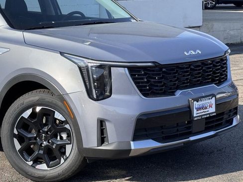 New 2025 Kia Sorento S image 3