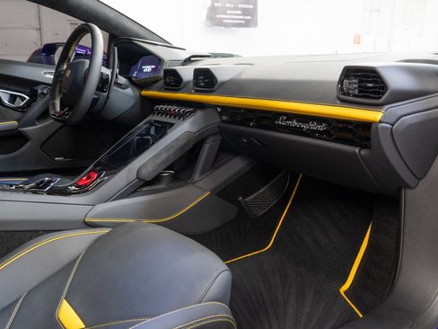 Used 2023 Lamborghini Huracan EVO image 22