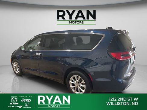 Used 2025 Chrysler Pacifica Select AWD/4WD image 7