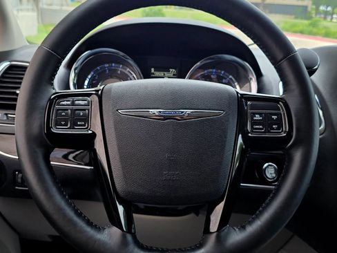 Used 2016 Chrysler Town & Country Limited FWD image 27