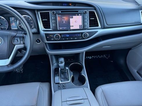 Used 2015 Toyota Highlander XLE image 2
