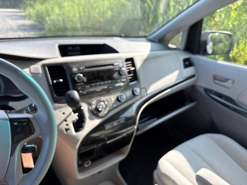 Used 2011 Toyota Sienna LE w/ Towing Pkg FWD image 18