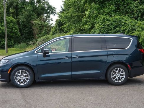 Used 2023 Chrysler Pacifica Touring-L FWD image 2