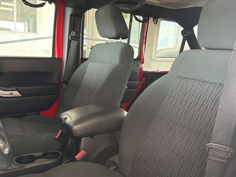 Used 2012 Jeep Wrangler Unlimited Rubicon w/ Connectivity Group AWD/4WD image 5