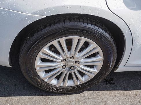 Used 2013 Chrysler 300 AWD w/ Driver Convenience Group image 9