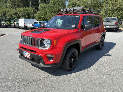 Used 2023 Jeep Renegade Latitude AWD/4WD image 3