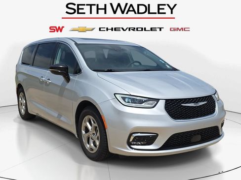 Used 2024 Chrysler Pacifica Limited FWD image 38