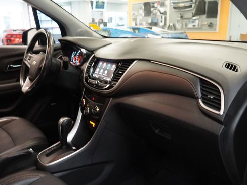 Used 2020 Chevrolet Trax LT w/ Sun & Sound Package image 25