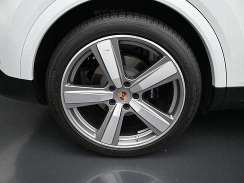Certified 2025 Porsche Cayenne AWD/4WD image 30