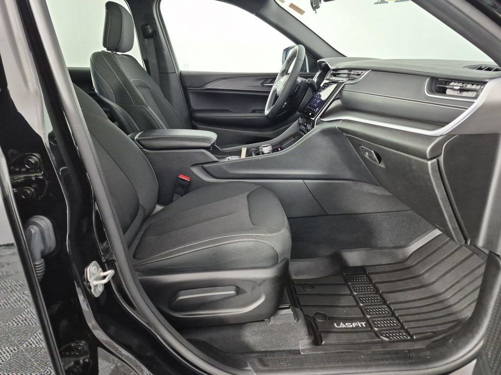 Used 2025 Jeep Grand Cherokee L Laredo w/ Luxury Tech Group I RWD image 39