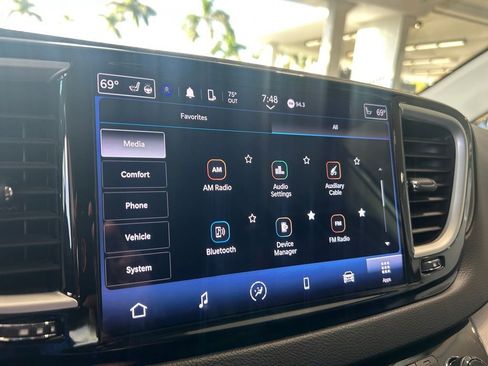 Used 2024 Chrysler Pacifica Touring-L image 12