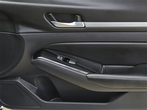 Used 2023 Nissan Altima 2.5 SV image 8