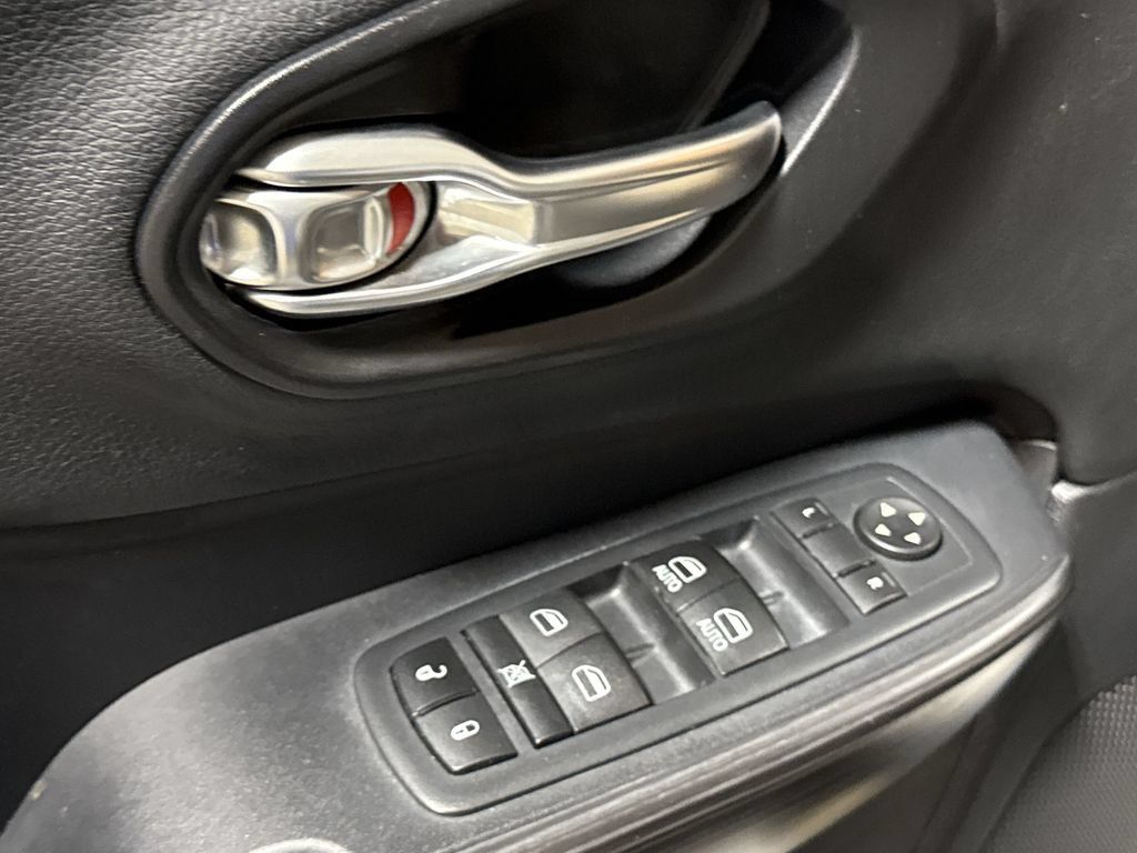 Used 2017 Jeep Cherokee Latitude w/ Comfort & Sound Group AWD/4WD image 21