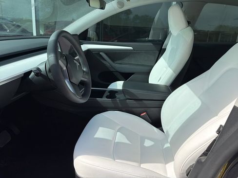 Used 2024 Tesla Model Y Long Range AWD/4WD image 12