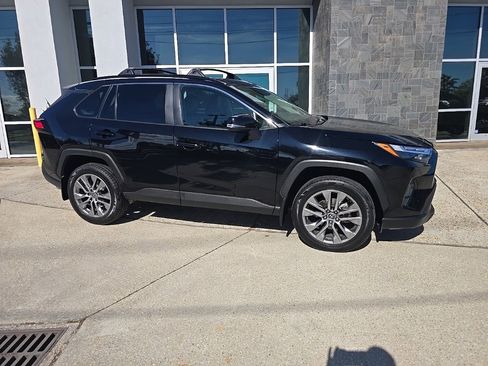 Used 2022 Toyota RAV4 XLE Premium image 6