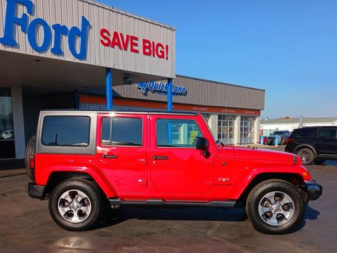 Used 2018 Jeep Wrangler Unlimited Sahara w/ Connectivity Group image 5