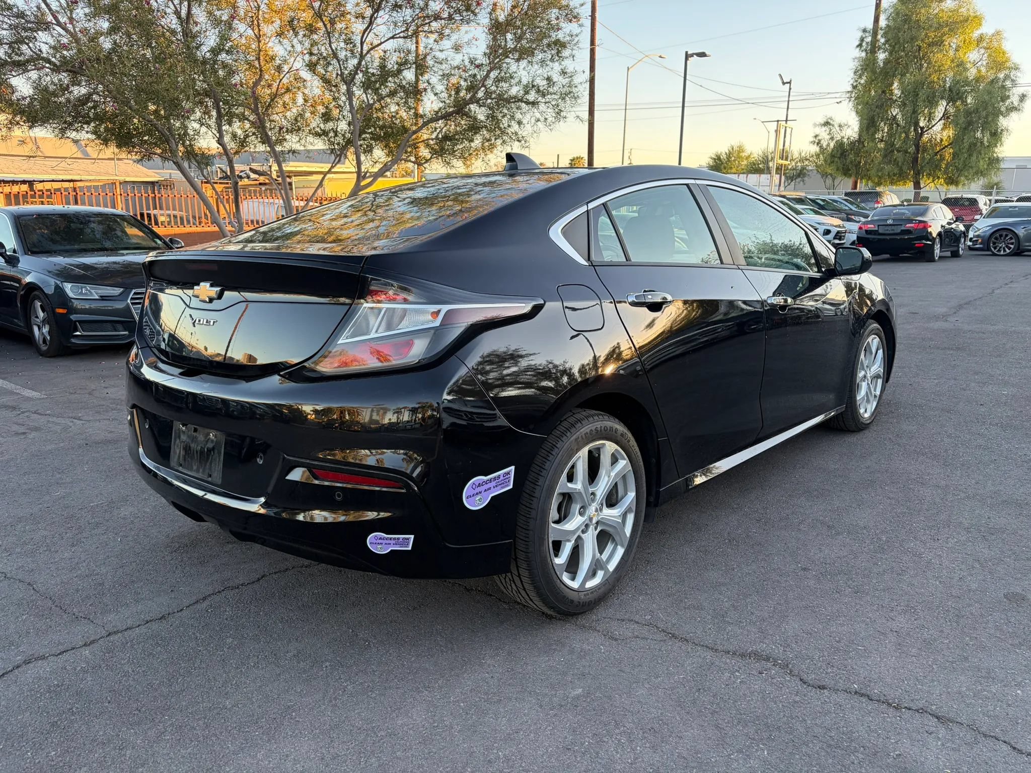 Used 2017 Chevrolet Volt Premier w/ Driver Confidence II Package FWD image 5