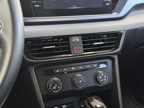 Used 2022 Volkswagen Taos SE w/ Panoramic Sunroof Package FWD image 18