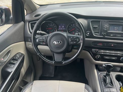 Used 2017 Kia Sedona LX w/ LX Essentials Premium Package FWD image 10