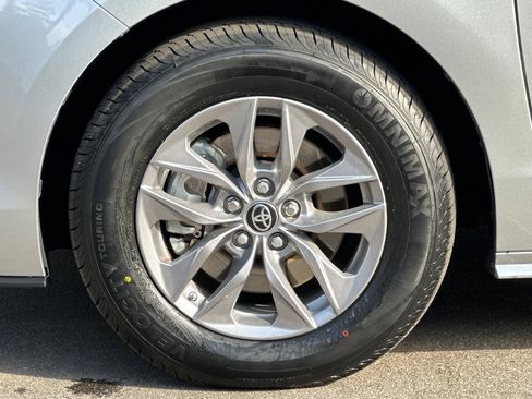 Used 2024 Toyota Sienna XLE FWD image 27