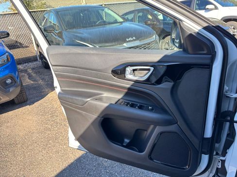 Used 2025 Jeep Compass Trailhawk image 20