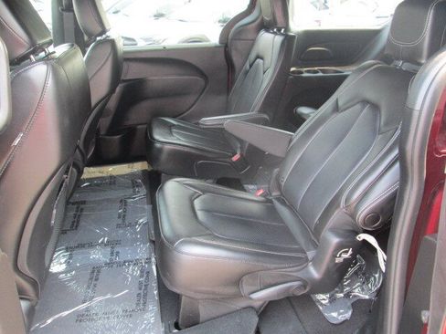 Used 2023 Chrysler Pacifica Touring-L w/ S Appearance Package AWD/4WD image 12