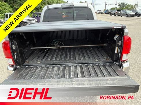 Used 2016 Toyota Tacoma SR5 w/ SR5 Appearance Package (SN) AWD/4WD image 6