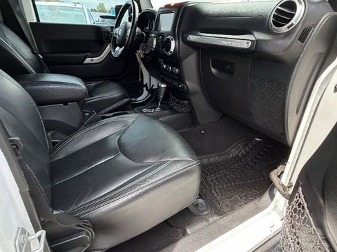 Used 2015 Jeep Wrangler Unlimited Rubicon AWD/4WD image 15