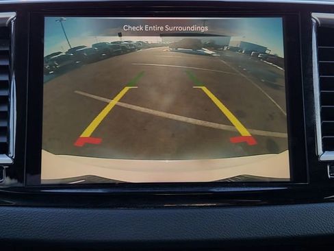 Used 2024 Chrysler Pacifica Touring-L image 18