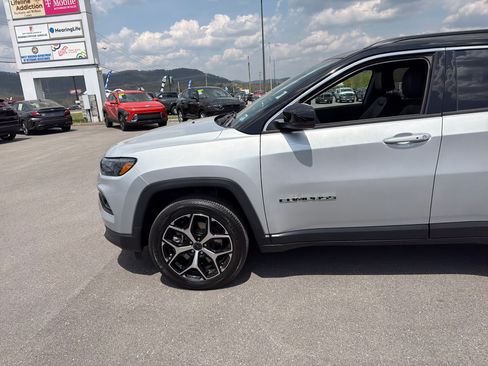 Used 2025 Jeep Compass Limited AWD/4WD image 11