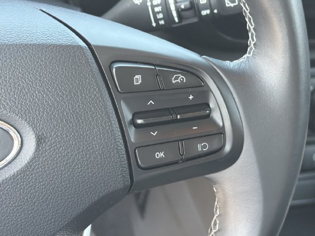 Certified 2025 Hyundai Venue SEL FWD image 28