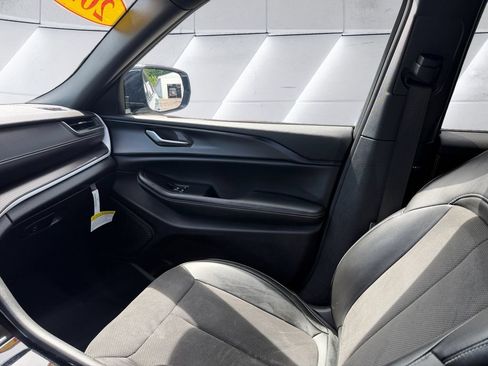 Used 2023 Jeep Grand Cherokee L Laredo AWD/4WD image 10