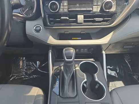 Used 2023 Toyota Highlander XLE FWD image 17