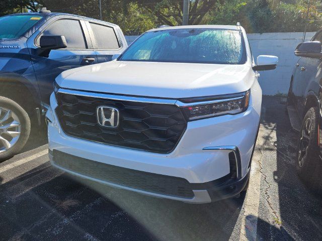 Used 2025 Honda Pilot Touring image 2
