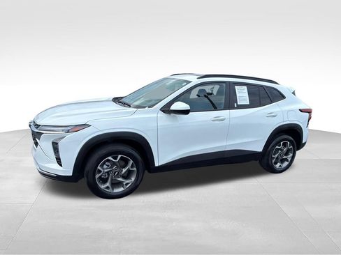 Used 2025 Chevrolet Trax LT w/ Sunroof Package FWD image 2